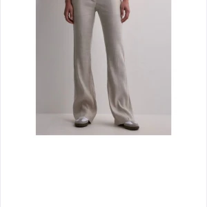 Linjebyxor  - Jag säljer min linnebyxa från Nelly. Köpte för några veckor sedan, köpte par andra därför säljer jag min nya linnebyxa. Har använd knappt och är som ny. I storlek 32 men passar även storlek s. 