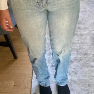 Straight jeans från Gina tricot  - Perfect straight jeans från Gina Tricot. High Waisted. Ljusblå. Light wash. 