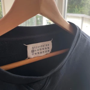 Maison margiela  - Schysst maison tröja som införskaffades i Stockholm under en shoppingtur, köptes på ettresex. Condition är 9,5/10 därav priset! Priset kan diskuteras vid snabb affär. 