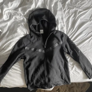 Nike tech sätt i storlek M - Ett Nike tech sätt med byxorna i storlek M som knappt är andvänt Andledningen varför jag säljer de är för att dom knappt andvänds hör gärna av er om ni har mer frågor pris kan diskuteras 