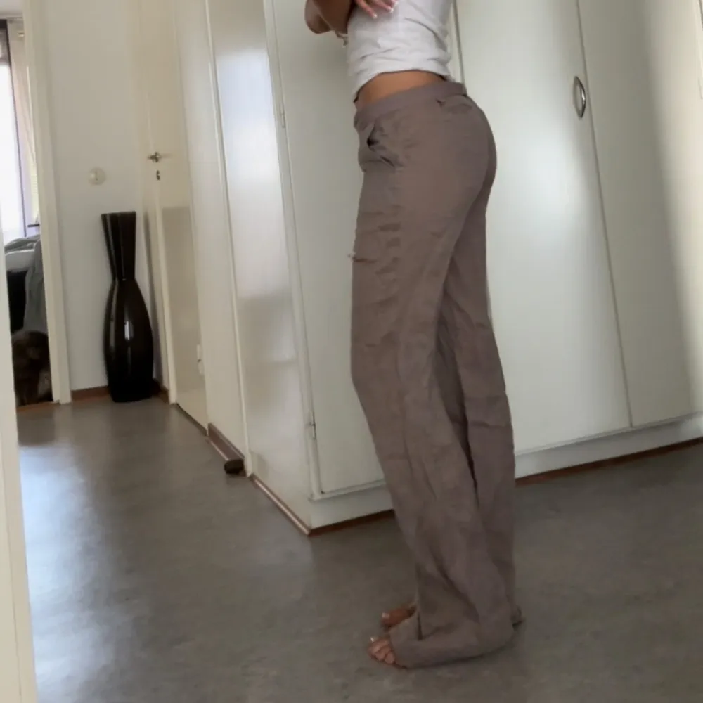 Så snygga och trendiga lila/bruna lowwaist linnebyxor. Superbra skick. Är 1.71 och de är super i längden. Älskaaaar💕 (har ett hål som går att sy) . Jeans & Byxor.