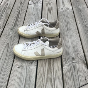 Veja skor  - Säljer dessa snygga Veja skor som är för små för mig dom är i använt skick dem kosta 1500 kr när ja köpte dom💗 