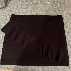 Lågmidjade kjol med volang - Står ingen storlek i men passar mig som vandligtvis har storlek S Använd fåtal gånger Säljs inte längre