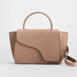 ATP atelier väska - Arezzo väska från ATP atelier i färgen hazelnut. Köpt på Nk för 5200kr och har haft i några månader, därav bra skick men några tecken på användning! Kollar intresset så skriv prisförslag. 