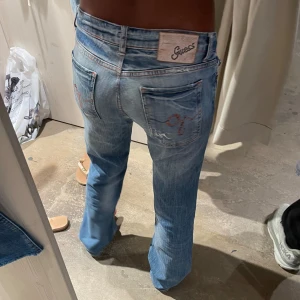 Lågmidjade bootcut jeans - Sjuuukt snygga jeans. Perfekt passform o lite baggy!🥰 Midjemått: 34 Innerbenslängd: 75, från guess! Snygga detaljer. Pruta på