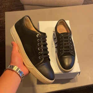 Lanvin  - Säljer dessa riktigt fina och fräscha lanvins! Storlek uk9 vilket motsvarar storlek 43-44 men sitter även större. Kan gå ner i pris vid snabb affär.Skick 8/10. Hör av dig vid frågor eller funderingar 💯