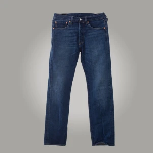 Levis 501 - Levis 501or i fint skick bara märket i bak på fickan, 8/10. Skulle inte säga att de sitter som 31or mer som 30. Skriv för fler bilder eller vid funderingar 🙌😁