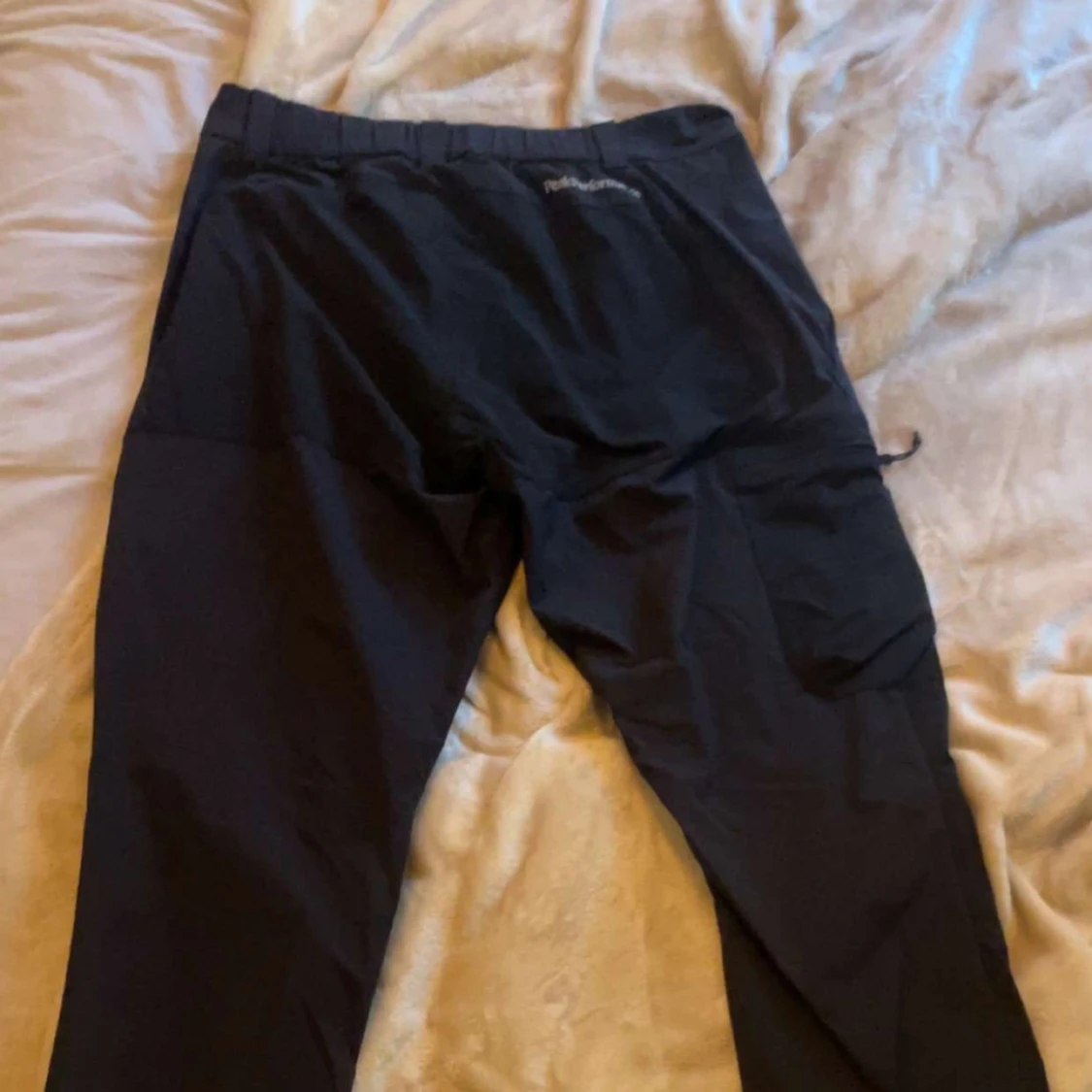 Säljer ett par Peak performance iconiq byxor storlek Large - 90