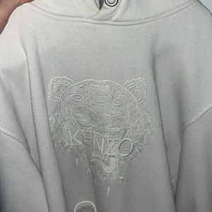 Kenzo hoodie - En väldig varm och skön hoodie. Säljer den för att den ha blivit för stor. Inga skavanker använd några gånger. Skriv om ni ha några frågor