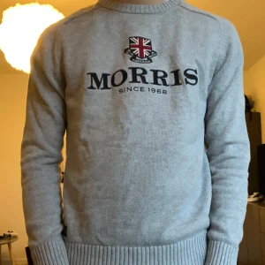 Stickad Morris tröja  - En grå tröja från Morris, bra skick. Hör av er vid frågor eller funderingar.