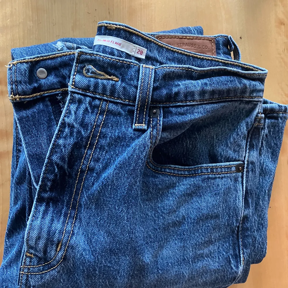 Levis jeans som knappt är använda. Dem är mycket långa på mig (161), står på tå på bilden. . Jeans & Byxor.