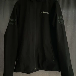 Sail racing windbreaker - Säljer den eftersom den blivit för stor. Den är i perfekt skick skulle säga 10/10.  Utan luva. Kontakta gärna vid frågor.  Nypris:1800kr