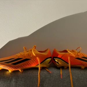 Fotbollsskor - Adidas speed portal.1  - Helt nya speed portals.1, dvs bästa versionen från adidas. Skruvdobbar ingår. Man kan byta så det passar både konstgräs och natur gräs. Snygga och jätte sköna. Använda bara 1 gång. Säljs pga jag har fler par. Har extra skruv dobbar. 