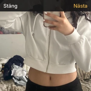 Kort magtröja hoodie vit med zip up och liva - Kort hoodie