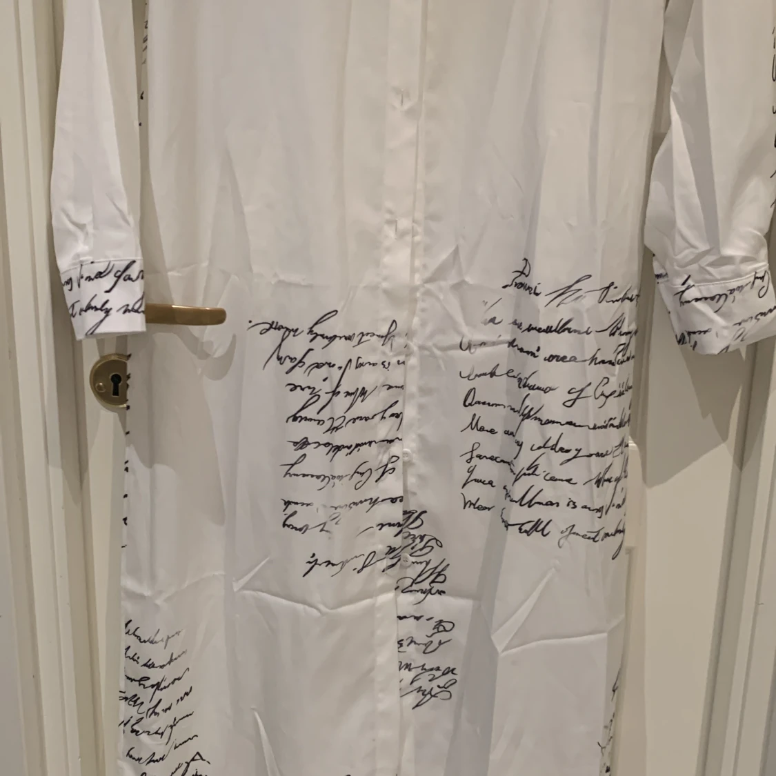 Vit långklänning med textmönster - 91