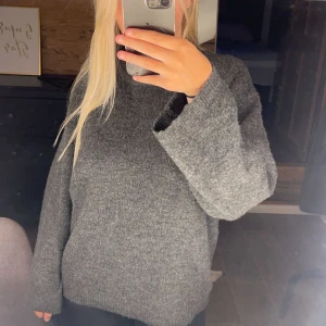 Stickad tröja  - En grå stickad tröja ifrån lager 157 i storlek S, bra skick💖