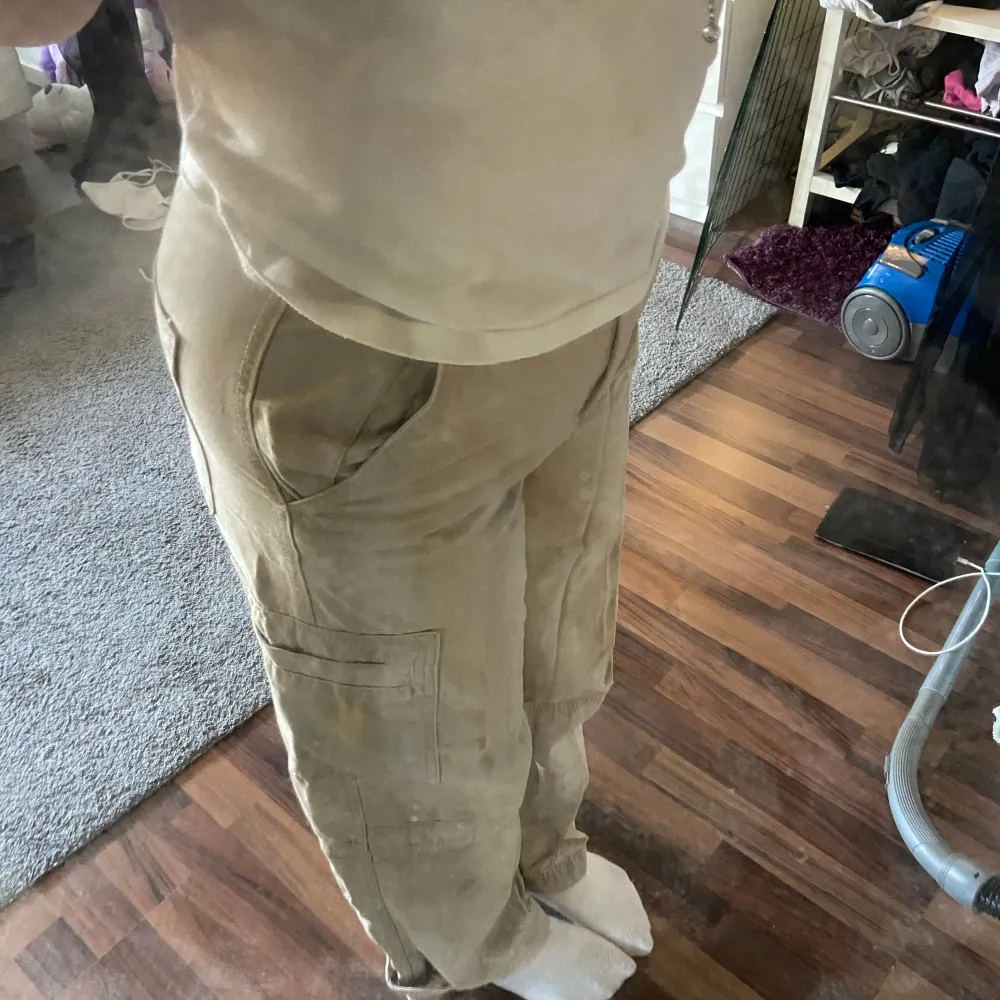 Jätte fina cargo byxor i bra skick. För närmare bilder kontakta. Lappen sitter ej kvar men vet att dom är ifrån H&m och skulle uppskatta att storleken är S. . Farkut & Housut.