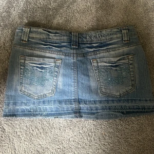 Jeans kjol - Skit cool jeanskjol, står str 38 men skulle säga att den är närmare 36.❤️