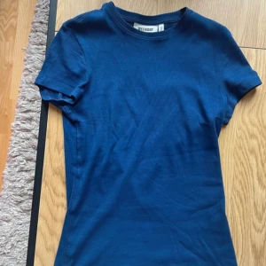 Tajt t shirt  - Fin t shirt från Weekday💖 jättefint skick och sitter tajt i passformen, det är bara skriva om man vill ha bilder på hur den sitter på! 