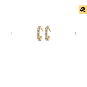 Små guldhoops med silver detaljer - Små guldörhängen från Edblad Använda 2 gånger, så skicket är så gott som nya!💗 Säljer pga att de inte kommer till användning. Nypris 349kr!