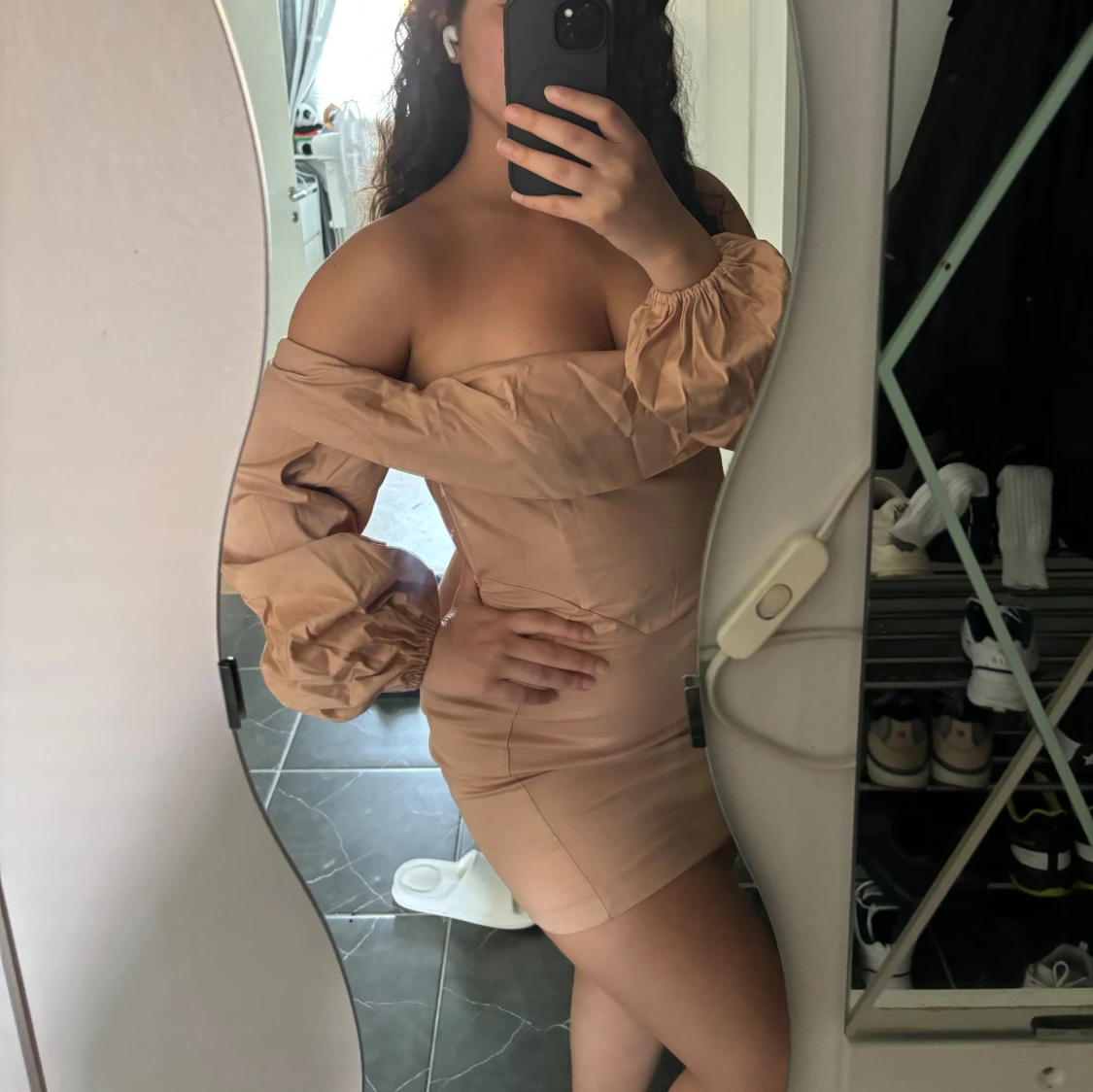 Beige offshoulder klänning - 90