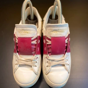 Valentino Open Skor  - Hej! Säljer nu dessa Valentino Skor, storlek 36, skicket bedömer vi är bra, tveka inte på att höra av er vid frågor kring skorna! 