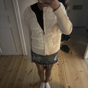 INTRESSEKOLL! Moncler cardigan  - Endast intressekoll säljer endast för bra pris. Skriv privat för mer bilder och äktehetsbevis💕 L men passar mig som är xs. Tar ej bud under 5500