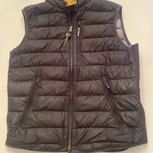 Parajumper väst - Säljer min parajumpers väst som har blivit för liten. Västen är i gott skick. Finns extra knappar att få med. 