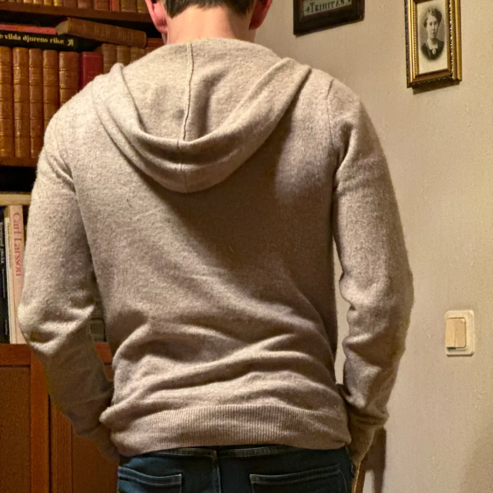 Säljer min supersnygga John Henric Kashmir zip hoodie i storlek S. Den är i bra skick och måttligt använd.. Hoodies.