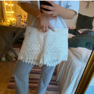 Spetsshorts gina  - Säljer dessa as snygga spetsshortsen ifrån Gina tricot som jag tyvärr vuxit ur. Finns en liten defekt på dom vid vänster lår samt vid sömmen där bak. Tror dock att man kan sy ihop,kan skicka bild privat vid intresse💓små i storleken! LÅNADE BILDER!