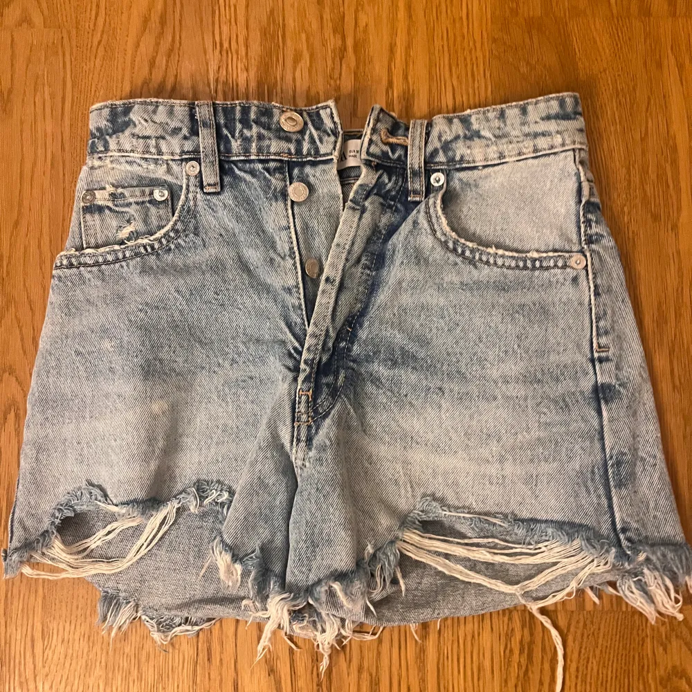 Säljer dessa zara shorts pågrund av att de är för små för mig. Det är modellen med hög midja. Köpts för 329. Shorts.