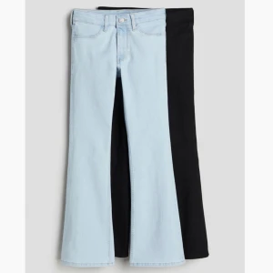 Bootcut jeans blåa och svarta  - Säljer dessa bootcut jeans som jag köpte från HM ett tag sedan men har inte fått andvändning av dem. Dem är i storlek 158 men passar mig som bär xs/s vanligtvis. (Slutsålda på hm hemsida)   Tsm-550 Enskild-300