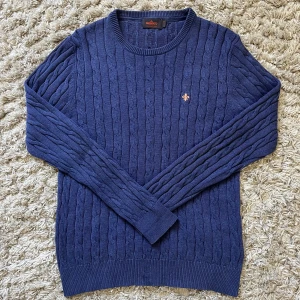 Morris tröja, Kabelstickad - Morris Tröja i i cool färg! Storlek M och Skicket är väldigt bra överlag med undantag för en mindre reva på baksidan av armen (går säkert att fixa), därav pris! Skriv gärna om ni har frågor :) 