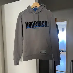 Hoodrich hoodie i storlek S Använd fåtal gånger  Har en liten fläck på framsidan men inget som syns jätte mycket 