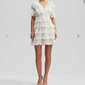 Intressekoll!!! på denna supersnygga klänningen från By Malina som är i nyskick!❤️nypris 2 800kr säljer för 970❤️ Passar även storlek S bra❤️ 
