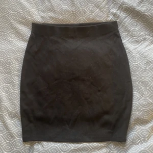 Kjol - Svart tajt kjol från Newyorker, använd ett fåtal gånger. Lappen är bortklippt så vet tyvärr inte vilken storlek det är. Men den passar mig som vanligtvis har storlek 38/40💓