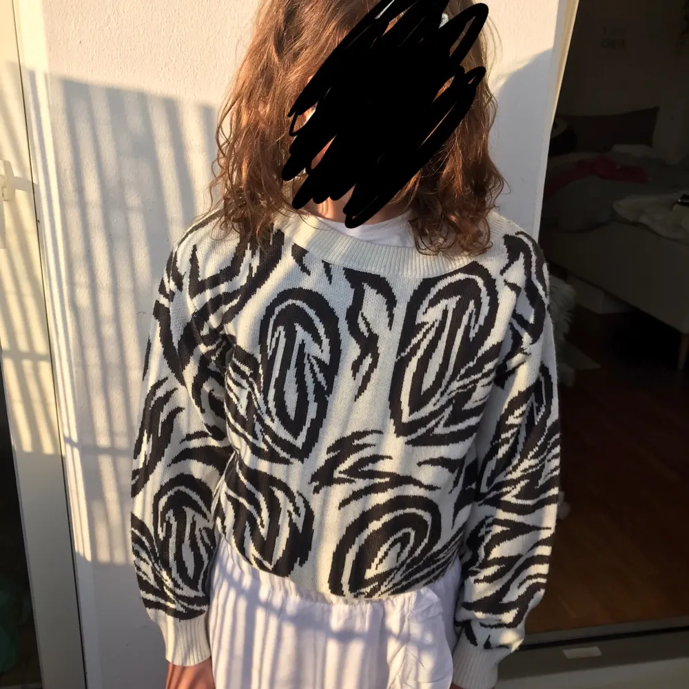 Som ny. Bra skick andvänd ca 5 gånger. Från H&M. Sunt tyg. Vit och svart i zebra mönster med hjärtan.. Tröjor & Koftor.