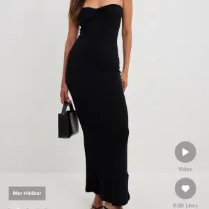 Jättefin svart NA-KD klänning som är använd en gång under graviditeten.