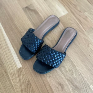 Sandaler Flattered - Nästan oanvänd sandal pga för stor storlek från Flattered. Nypris 1595 kr.