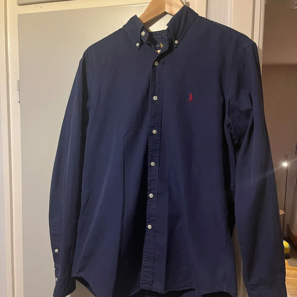 Mörkblå Ralph Lauren slim skjorta i storlek M, true to size! Pris kan som alltid diskuteras!. Skjortor.