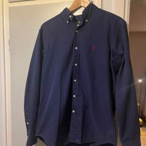 Mörkblå Ralph Lauren slim skjorta i storlek M, true to size! Pris kan som alltid diskuteras!