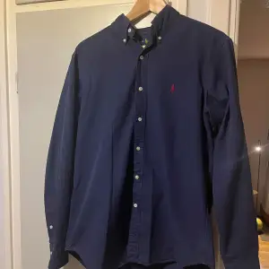 Mörkblå Ralph Lauren slim skjorta i storlek M, true to size! Pris kan som alltid diskuteras!