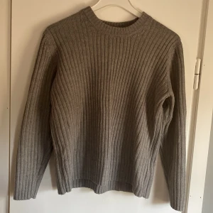 Stickad tröja  - Väldigt bra skick 
