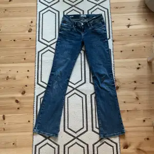 Säljer ett par Ltb jeans bootcut lowwaist i storlek W26 L32