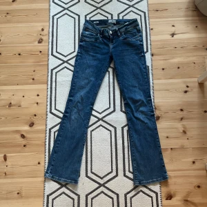Ltb jeans - Säljer ett par Ltb jeans bootcut lowwaist i storlek W26 L32