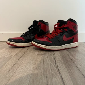 Air Jordan 1 Retro High OG Patent Bred - Fett sköna. Börjar tyvärr bli sletna i hälen. 
