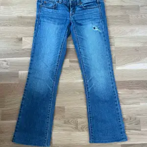 Blå jeans med låg midja i bra skick från American Eagle. Jag säljer se på grund av att de inte passar mig längre. Passar storlek 34/36 och de har varit uppsydda för att passa mig (158cm).