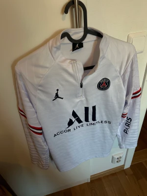 Psg Tröja - Den blev liten på mig, använt några gånger men inga skador fortfarande bra. 