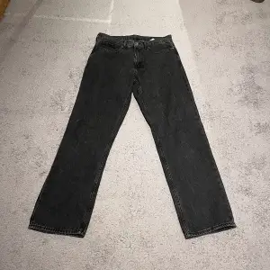 Säljer ett par grå Vailent jeans i mycket bra skick. Det är i storlek S och nypris är 699kr. Skriv om ni undrar något och kom gärna med prisförslag!