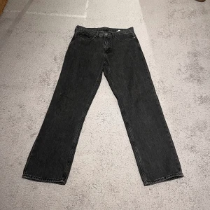 Vailent jeans  - Säljer ett par grå Vailent jeans i mycket bra skick. Det är i storlek S och nypris är 699kr. Skriv om ni undrar något och kom gärna med prisförslag!